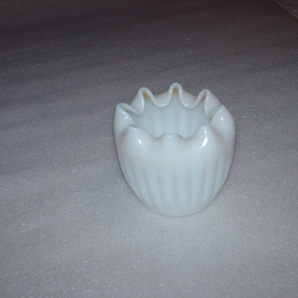 Vintage milk glass vase with fluted rim - Picture 1 of 9